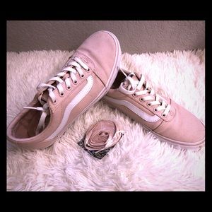 Woman’s 9.5 light pink vans